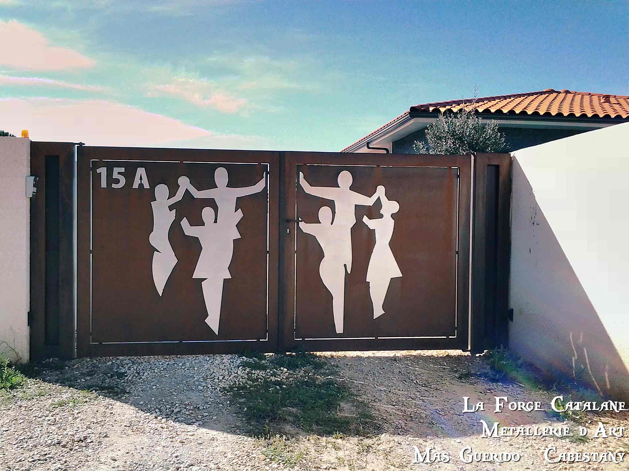 Portail tole decoupe laser motif personnalise  danseur de sardane forge catalane.jpg